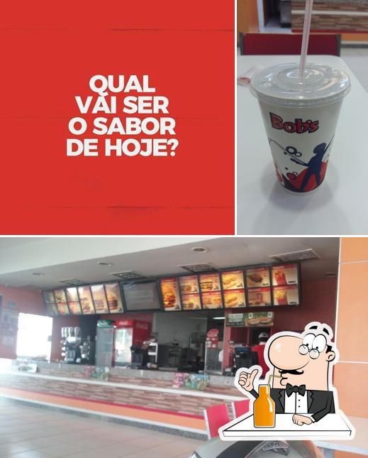 Peça diferentes drinques oferecidos no Bob's Delivery/Drive Dirceu