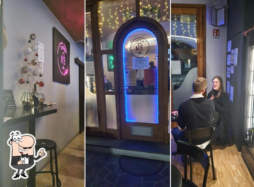 Siediti a un tavolo di Enoteca Numero 5