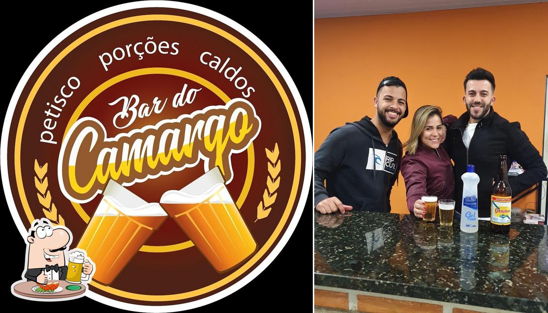 Desfute um copo de cerveja leve ou escura