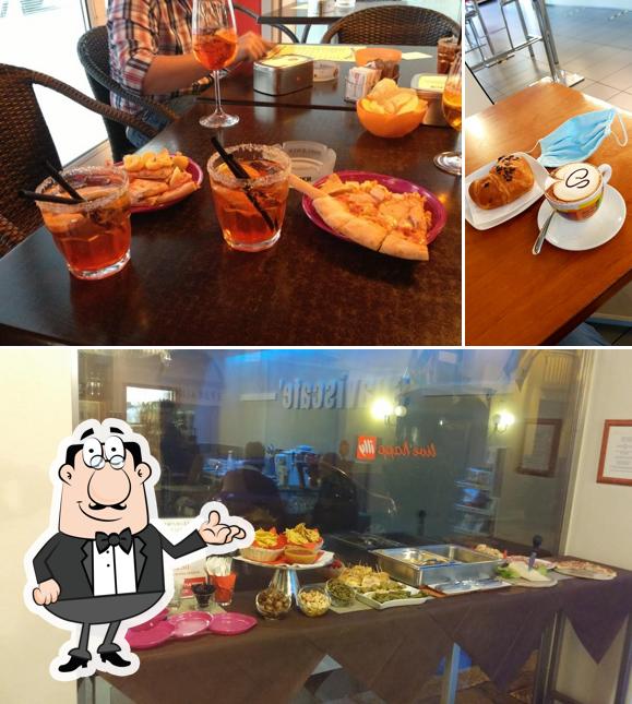 La foto della interni e tavolo da pranzo di Suavis Café