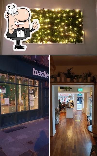Взгляните на фотографию кафе "toastie"