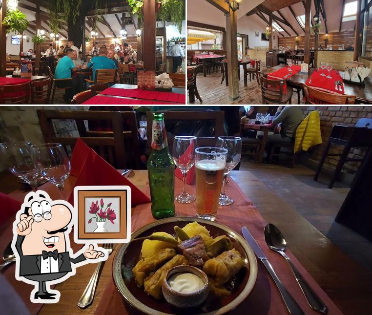 Installez-vous à l'une des tables de Ceasu' Rău