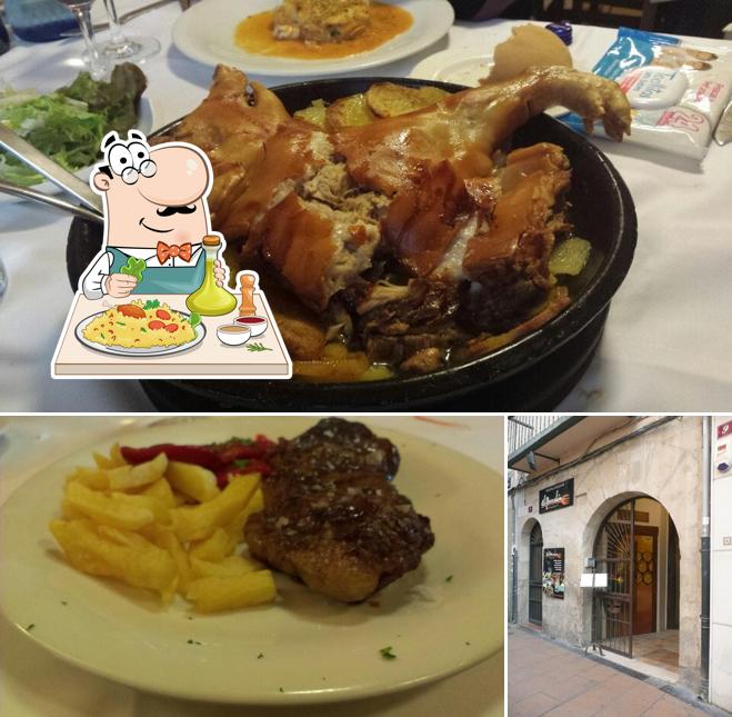 Это фото, где изображены еда и внешнее оформление в restaurante El Portalón