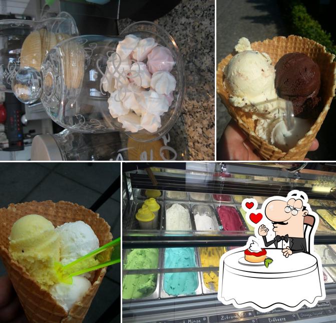 Eiscafe Eiskrem serviert eine Mehrzahl von Süßspeisen
