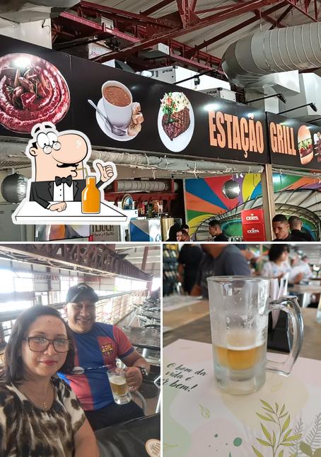 Desfrute de um drinque no Estação Grill
