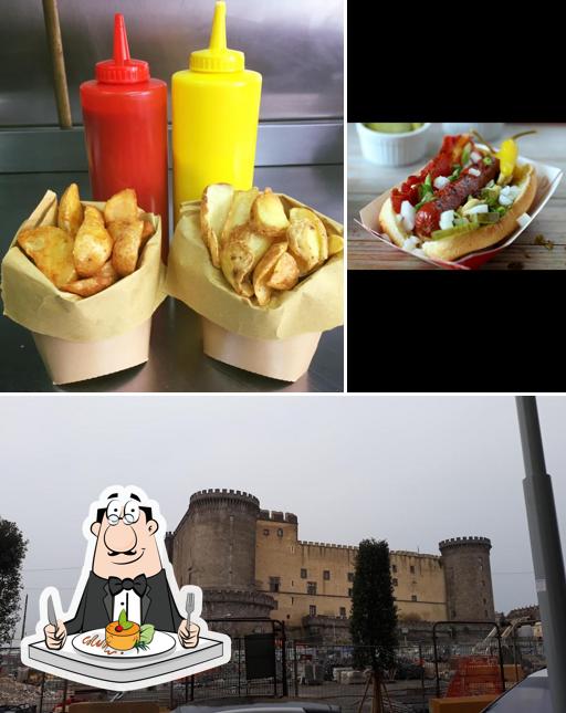 Tra le diverse cose da DOG OUT Napoli Piazza Municipio si possono trovare la cibo e esterno