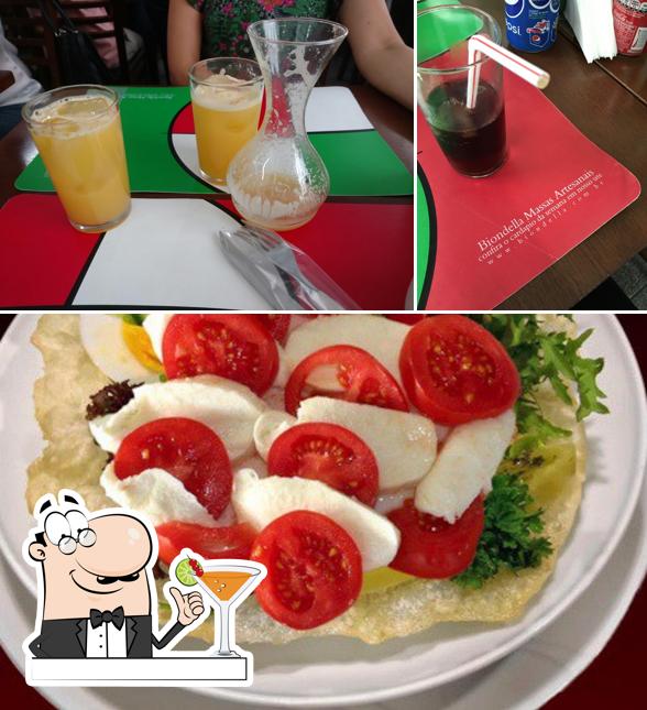 Entre diferentes coisas, bebida e comida podem ser encontrados no Biondella Massas