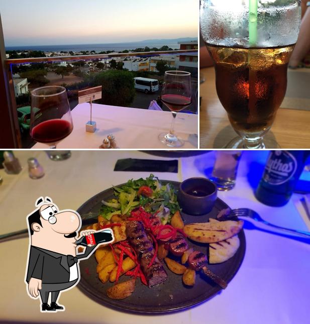 Фотография, на которой видны напитки и еда в Tsambikos Restaurant