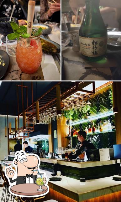 Напитки и барная стойка - все это можно увидеть на этом фото из Huaca Nikkei Resto Bar