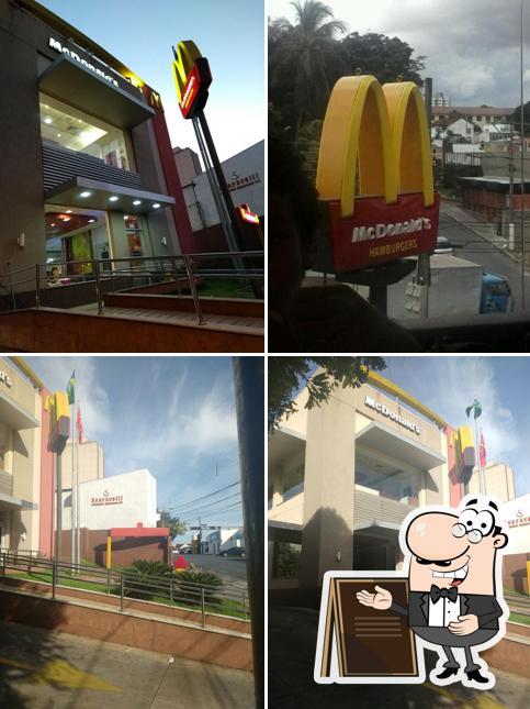 La parte exterior de McDonald's