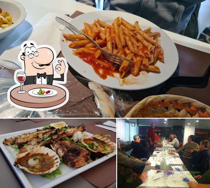 Questa è la immagine che mostra la cibo e interni di Ai Tamerici - Ristorante Pizzeria