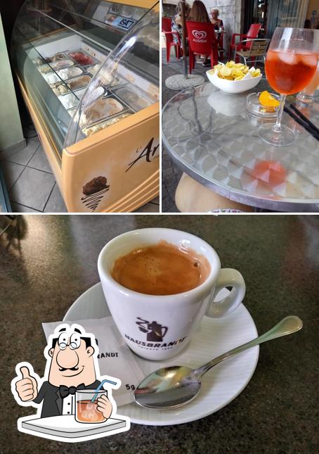 Entre la variedad de cosas que hay en Caffé La Pausa también tienes bebida y postre