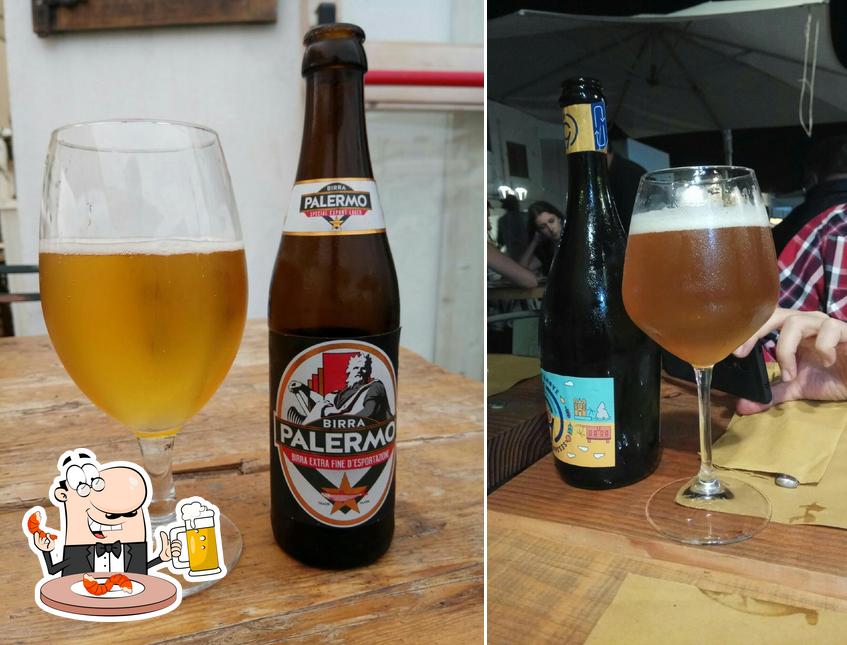 Puoi ordinare un rinfrescante bicchiere di birra chiara o scura