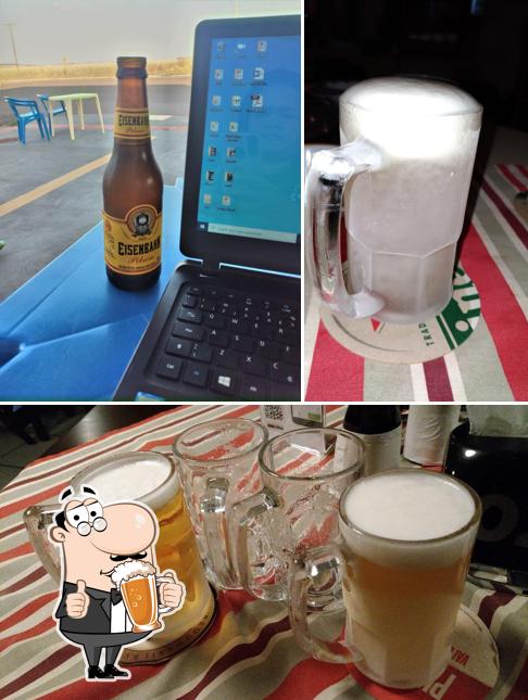 Desfute um copo de cerveja leve ou escura