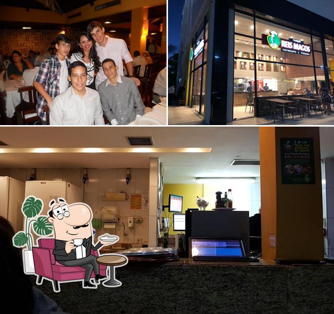 Confira a foto mostrando interior e balcão de bar no Famiglia Reis Magos Cidade Verde