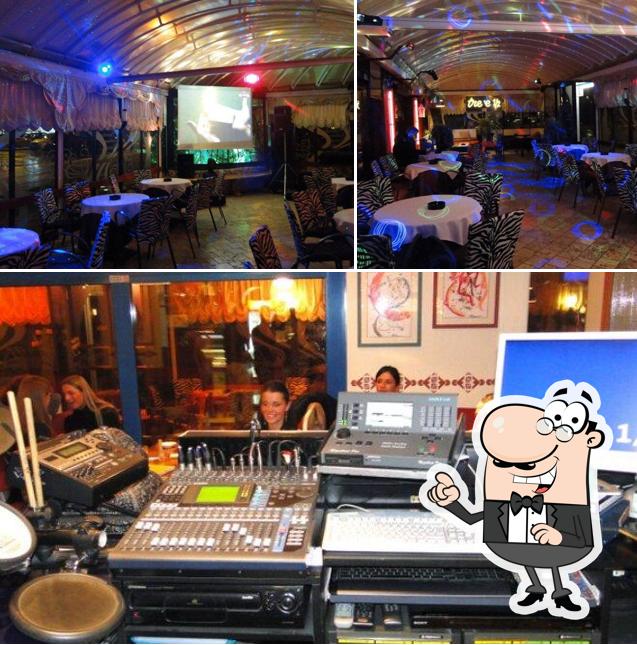 Dai un'occhiata agli interni di Karaoke Music Bar 3 e 1/2