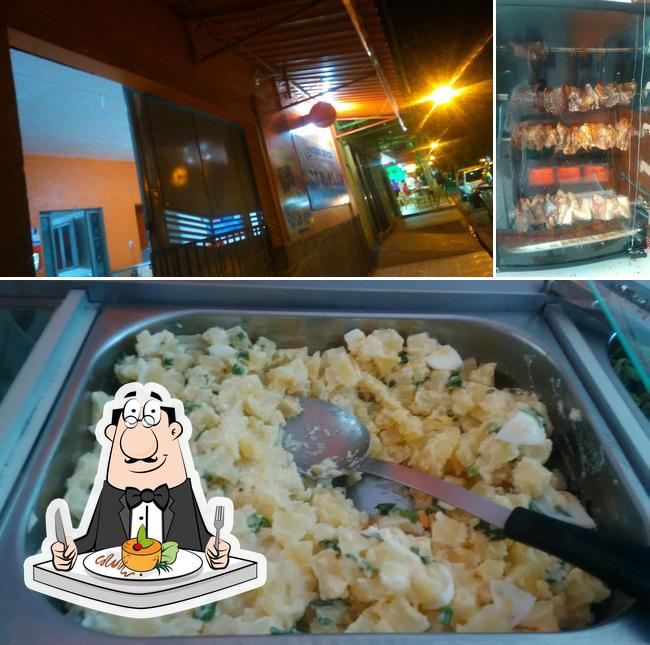 Confira a imagem ilustrando comida e interior no Restaurante o Pimentel