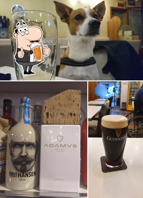 Puoi ordinare un rinfrescante bicchiere di birra chiara o scura