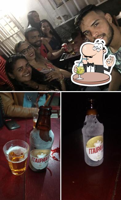 Entre diferentes coisas, bebida e balcão de bar podem ser encontrados no Farol Bar