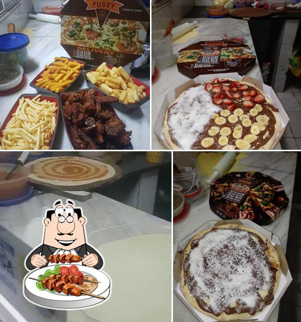 Comida em Pizzaria Jaguaré- pizzas,frango frito e pasteis