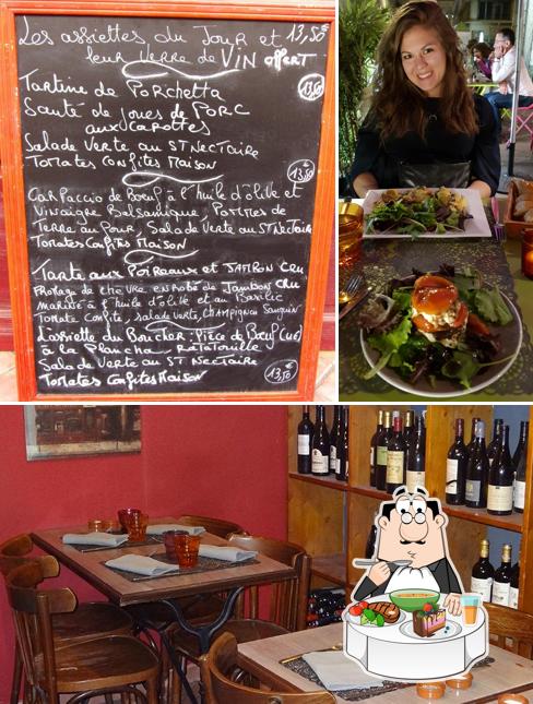 Voici la photo affichant la table à manger et tableau noir sur Le Bistrot à Vin