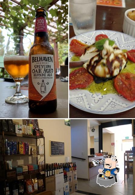 A comida e interior do restaurante
