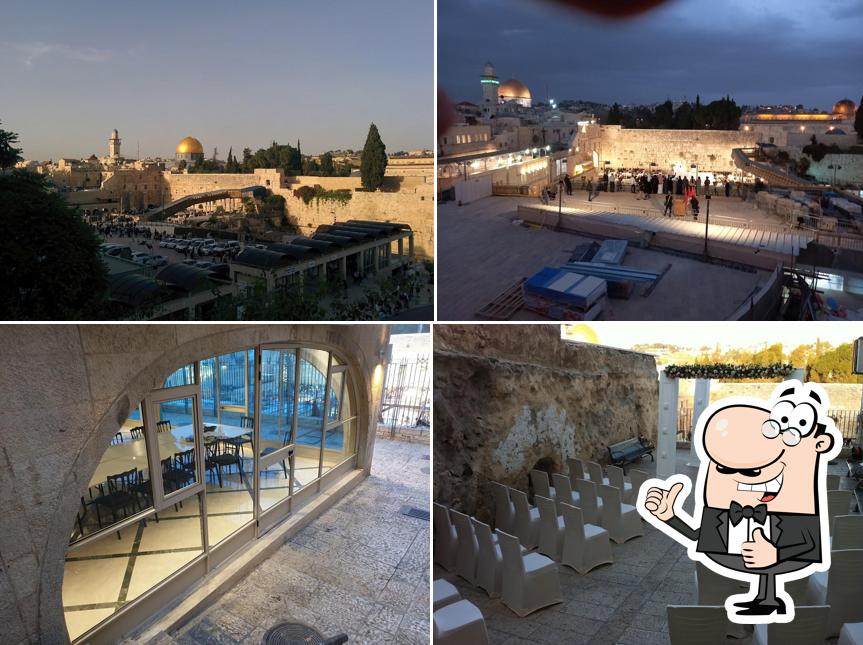 Voici une image de Simcha Hall at the Kotel