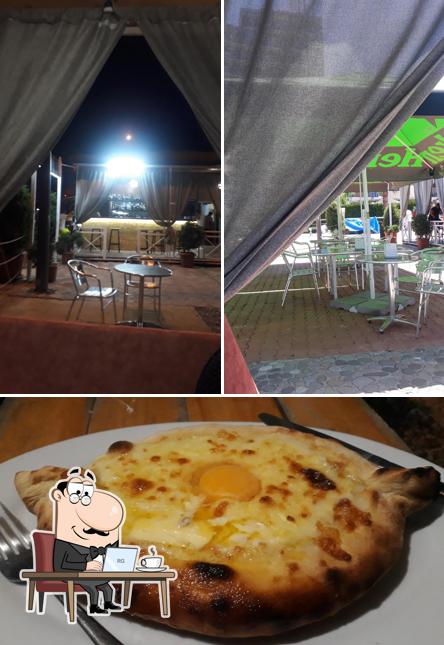 Parmi les différentes choses de la intérieur et la pizza, une personne peut trouver sur Bungalow Bar/Lounge Era