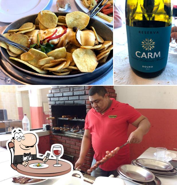Entre diversos coisas, comida e álcool podem ser encontrados a Restaurante Fortaleza