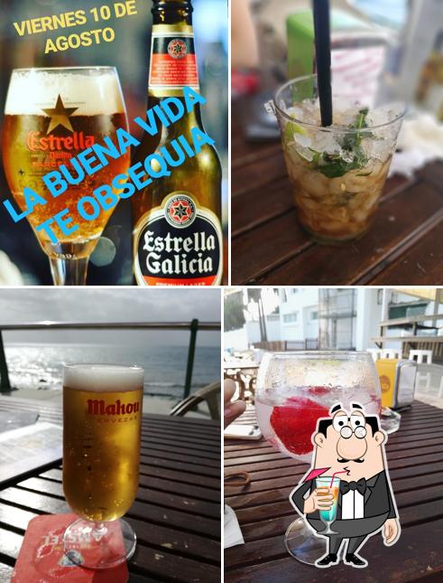 Sacia tu sed con una bebida en Bar Coctelería La Buena Vida Beach
