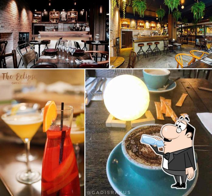 Entre la variedad de cosas que hay en The Eclipse Cafe & Dining también tienes bebida y interior