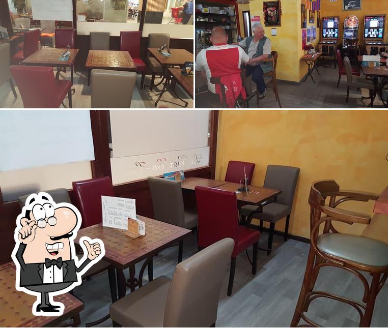 Installez-vous à l'une des tables de karaoké bar Keym