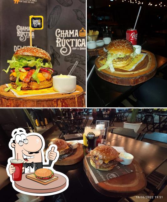 Delicie-se com um hambúrguer no CHAMA RÚSTICA Chopp & Burger