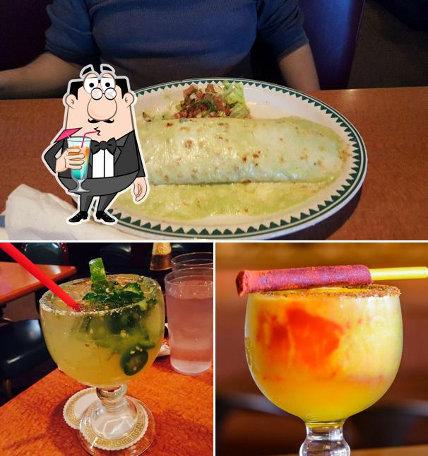 В Mis Tres Amigos Mexican Restaurant есть напитки, еда и многое другое