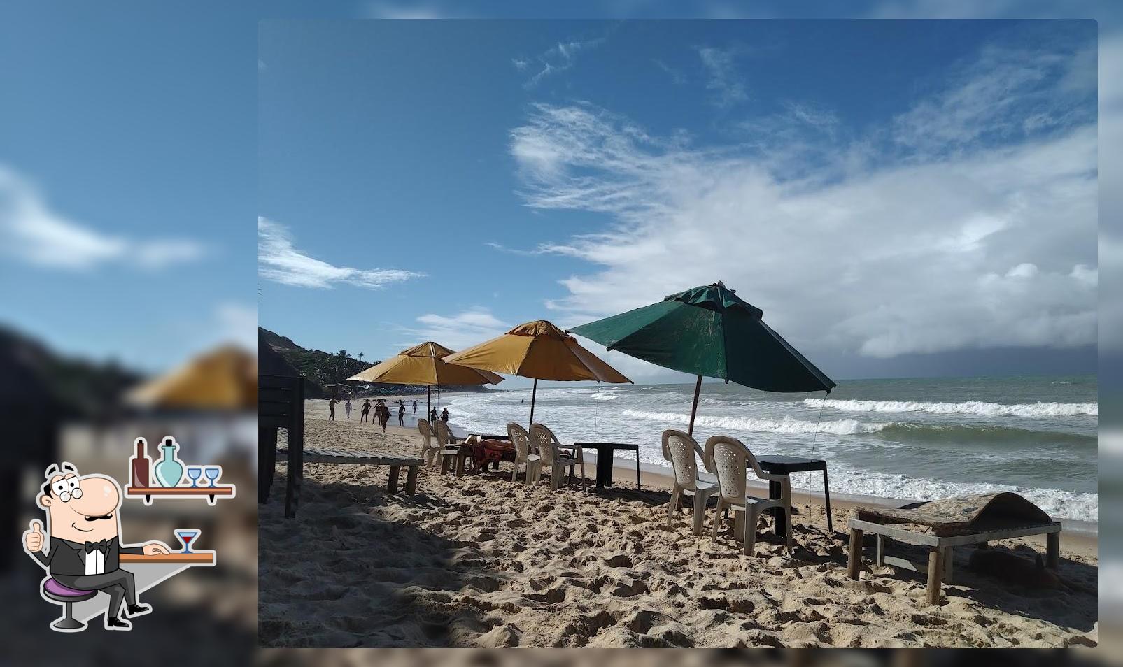 Sente em uma das mesas no Freedom - Beach Point