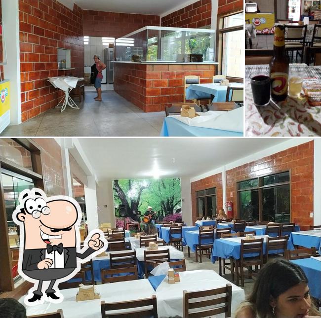 Sente em uma das mesas no Restaurante e Pizzaria Dois Irmãos