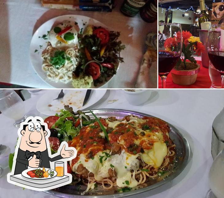 Entre diferentes coisas, comida e álcool podem ser encontrados a Restaurante Trattoria Casa Rustica