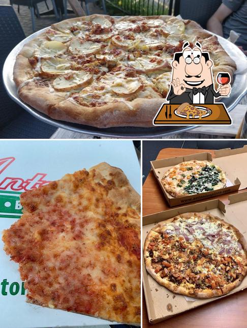Elige una pizza en Antonio’s Pizza By The Slice Kitchen & Bar - Worcester