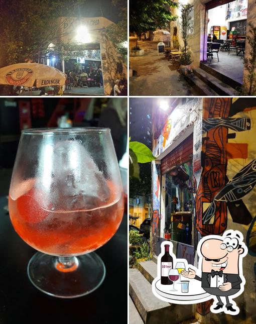 O Dali Daqui Bar serve álcool