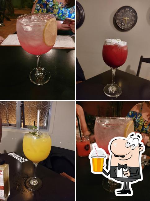 Desfrute de um drinque no Quintal Bar