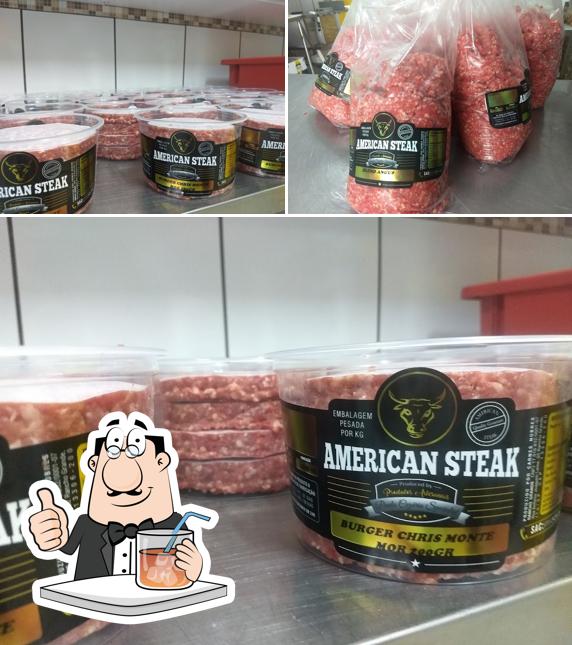 Dê uma olhada a foto ilustrando bebida e comida no American steak