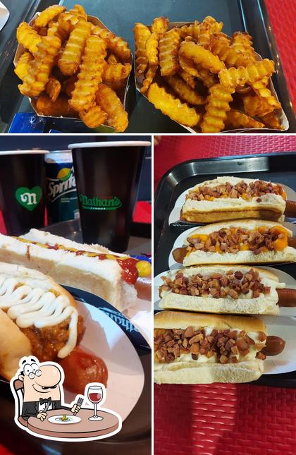 Comida em Nathan's Famous BH Delivery