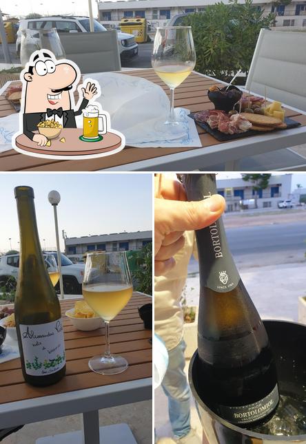 Puoi ordinare un rinfrescante bicchiere di birra chiara o scura