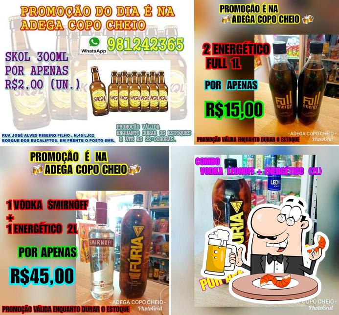 Desfute um copo de cerveja leve ou escura