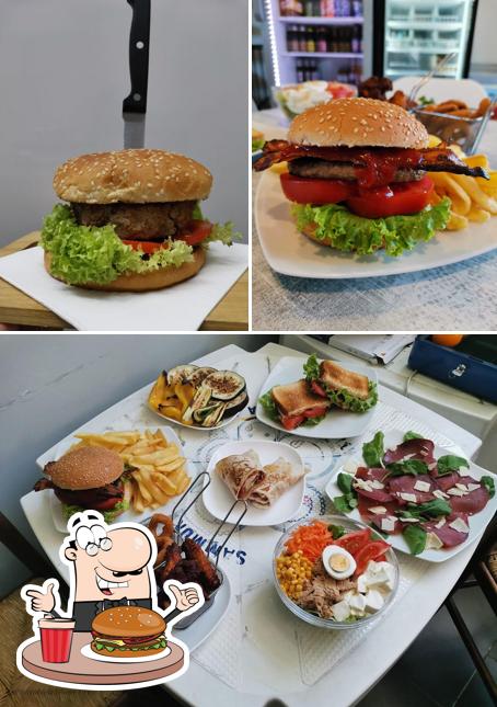 Prenditi un hamburger a Bar Franco GT