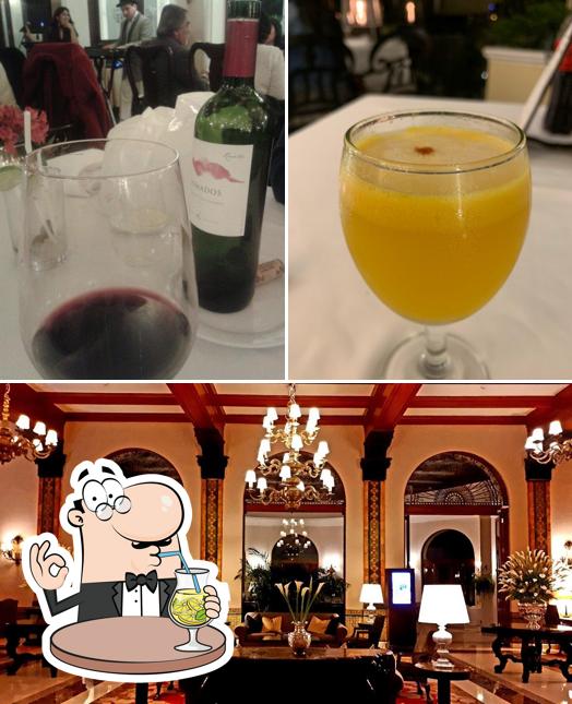 This is the picture showing drink and interior at Perroquet Restaurant (Country Club Lima Hotel)