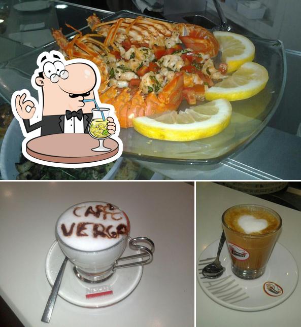 Guarda la foto che presenta la bevanda e frutti di mare di Caffe Verga