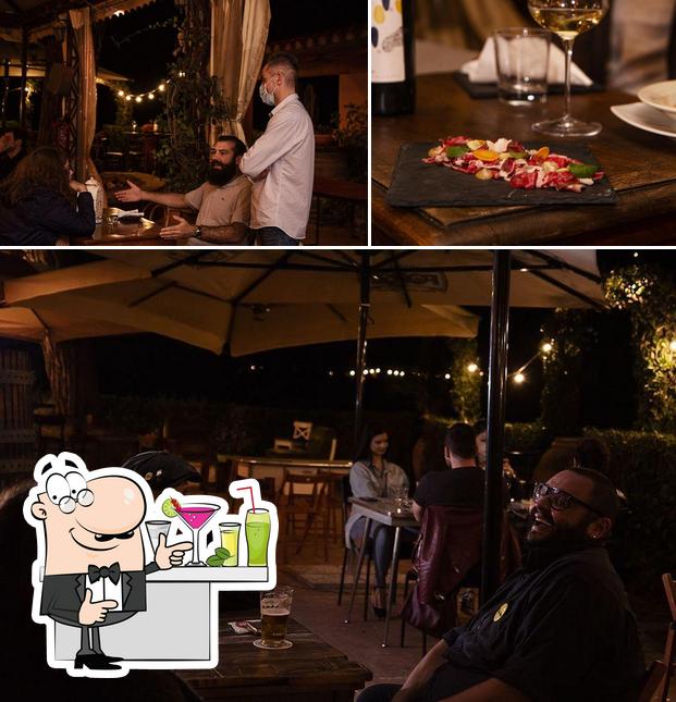 La bancone da bar e tavolo da pranzo del ristorante