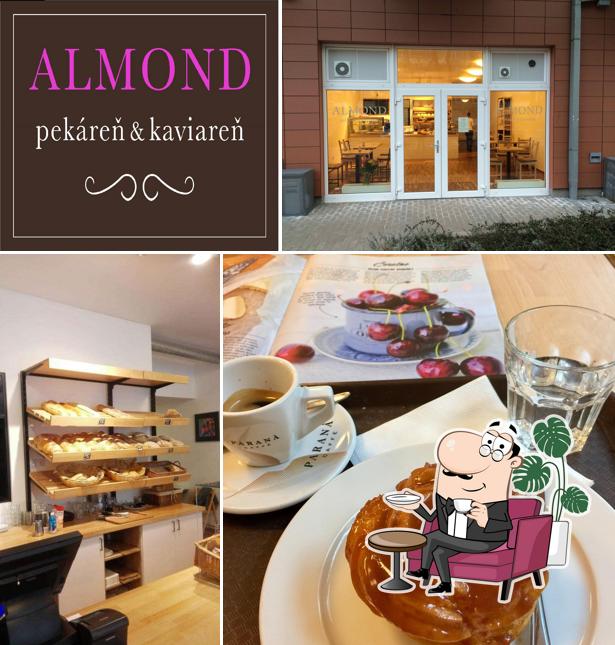 L'intérieur de Almond pekáreň a kaviareň