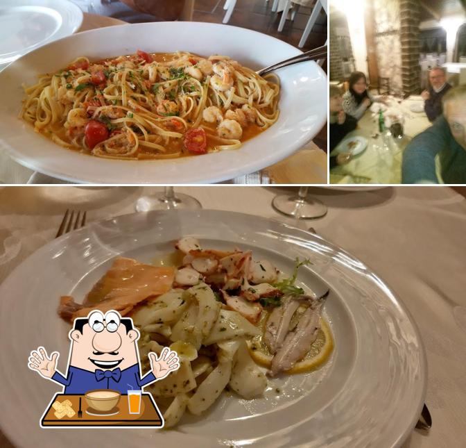 Tra le varie cose da Ristorante La Fortezza si possono trovare la cibo e tavolo da pranzo